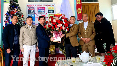 Lãnh đạo Công an tỉnh, lãnh đạo Tài xỉu trong bóng đá
 thăm, tặng quà, chúc mừng giáo xứ Yên Thịnh, xã Thái Bình.