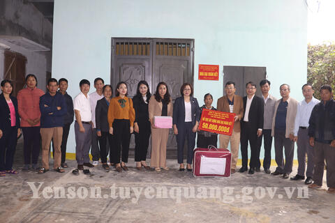 Bàn giao nhà đại đoàn kết cho hộ nghèo tại thị trấn Yên Sơn