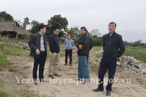 Chủ tịch UBND huyện Nguyễn Hữu Phương kiểm tra công tác giải phóng mặt bằng tại xã Nhữ Hán