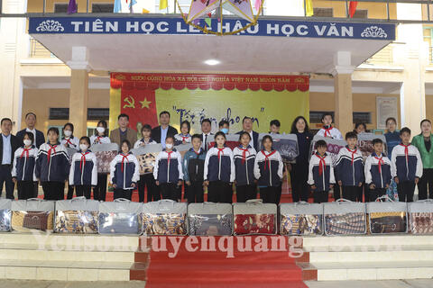 Đoàn đại biểu Quốc hội tỉnh trao tặng áo ấm cho học sinh nghèo xã Hùng Lợi