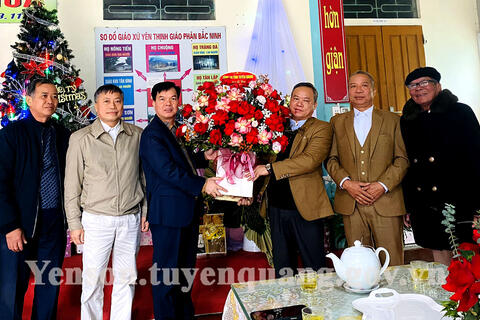 Lãnh đạo Công an tỉnh, lãnh đạo Tài xỉu trong bóng đá
 thăm, tặng quà, chúc mừng giáo xứ Yên Thịnh, xã Thái Bình.
